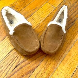 BRAND NEW, NVER WORN☀️
UGG kids wool lined slippers!